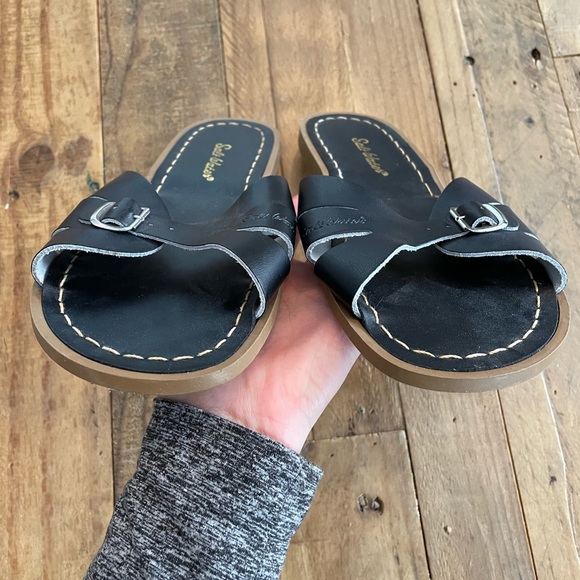 Salt water slides - Size 7 - Picture 2 of 3